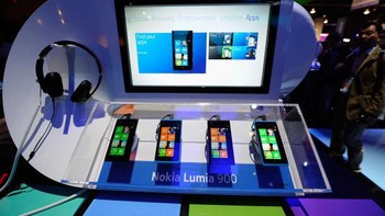 Sayang perjudian Windows Phone gagal total yang berujung Nokia dibeli Microsoft. Berakhirlah kejayaan mereka dengan cukup tragis. Namun kini Nokia sudah mulai bangkit kembali dengan berbagai jenis ponsel Android andalannya. Foto: Getty Images