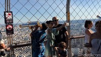Traveler juga bisa mengintip melalui teleskop untuk melihat pemandangan Kota Paris dengan lebih jelas. Tak lupa, selfie-selfie juga! (Toriq/detikTravel)