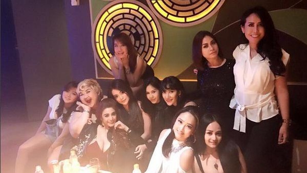 Foto Pretty Asmara saat Party Bersama Rekannya Sebelum Ditangkap