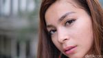 Olahraga Dulu Yuk Bareng Si Seksi Sandra Olga yang Lahir di Angkasa