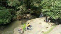 Hamparan batu datar di sekitar air terjun sangat pas untuk menggelar tikar dan memasang tenda camping (M Nur Abdurrahman/detikTravel)