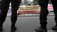 Puluhan anggota Sabhara Polda Metro Jaya berbaris di depan Jalan Medan Merdeka Selatan dan Medan Merdeka Barat.