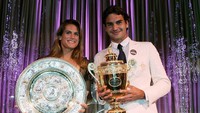 Roger Federer menjadi juara WImbledon untuk kali keempat secara beruntun. Kali ini di bagian putri, trofi menjadi milik Amelie Mauresmo. (Clive Brunskill/Getty Images)