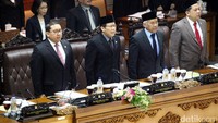 Rapat paripurna dipimpin oleh Wakil Ketua DPR Taufik Kurniawan didampingi Fahri Hamzah, Agus Hermanto, dan Fadli Zon.