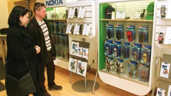 Ponsel mereka laris nyaris di seluruh dunia. Foto: Getty Images