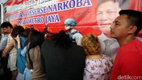 Pretty Asmara bersama 7 artis dan seorang pria yang ditangkap karena kasus narkoba di sebuah hotel di kawasan Kemayoran pada Minggu (16/7) lalu.