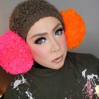 Foto: Gaya Hijab Nyentrik Melly Goeslaw Pakai Pom-pom & Headpiece