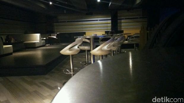 Ruang karaoke tempat pesta Pretty Asmara Cs.