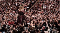 Benar saja, dokter menyarankan, demi kesehatan Adele, dirinya diminta untuk istirahat sementara waktu dari panggung musik. Foto: Instagram Adele