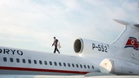 Armada pesawat maskapai Air Koryo, Korea Utara buatan Rusia ini terbilang klasik. Terlihat crew membuka tudung mesin pesawat Tupolev-154 (Dok. CNN/Arthur Mebius)