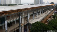 Stasiun yang berada sisi Kali Banjir Kanal Barat ini berfungsi sebagai stasiun naik turun penumpang Kereta Bandara Soekarno-Hatta.