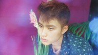 D.O terlihat tampil dengan kemeja biru. (Dok. Twitter/@EXO)