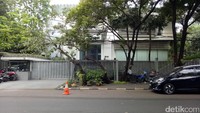 Di sekitar rumah Novanto tampak berjajar beberapa mobil. Belum diketahui pemilik mobil tersebut merupakan tamu atau bukan dari Novanto. (Fida/detikcom)