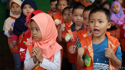 Isak tangis masih mewarnai hari kedua masuk sekolah. Seperti yang terlihat di Taman Kanak-Kanak Khalifah Pondok Kelapa, Jakarta Timur, Selasa (18/7/2017).