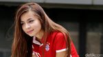 Olahraga Dulu Yuk Bareng Si Seksi Sandra Olga yang Lahir di Angkasa