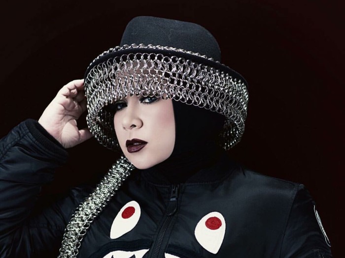hijab nyentrik melly goeslaw
