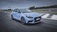 Hyundai i30 N menawarkan beberapa mode berkendara seperti Eco, Normal, Sport dan N. Mode berkendara itu akan menyesuaikan suspensi, berat kemudi dan responsivitas gas. Foto: Pool (Motor1)