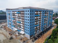 Gedung Parkir yang terhubung dengan Stasiun Taman Midah