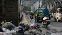 Kepala Dinas Lingkungan Hidup Kabupaten Bandung Barat (DLH KBB) Apung Hadiat Purwoko mengatakan yang memberikan kontribusi kotornya Sungai Citarum bukan warga Cihampelas KBB saja, melainkan dari Kota Bandung, Cimahi, dan Kabupaten Bandung.