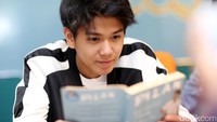 Pemilihan Iqbaal sebagai Dilan sempat menuai kontroversi.