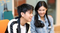 Namun keduanya justru terlihat kompak dan mesra layaknya sepasang remaja di novel karya Pidi Baiq.