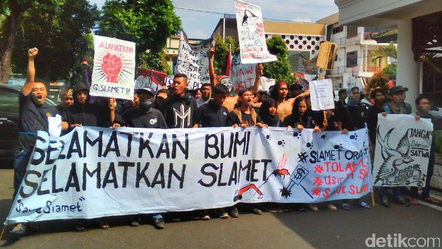 Ratusan Warga Banyumas Aksi Tolak PLTPB Gunung Slamet