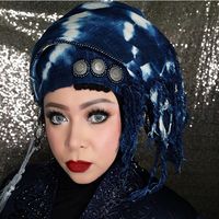 Foto: Gaya Hijab Nyentrik Melly Goeslaw Pakai Pom-pom & Headpiece