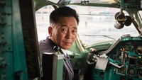 Salah satu pilot armada Air Koryo. Ada beberapa sentuhan eksentrik di dalam pesawat, seperti pertunjukan panggung band musik Korea Utara (Dok. CNN/Arthur Mebius)