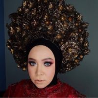 Foto: Gaya Hijab Nyentrik Melly Goeslaw Pakai Pom-pom & Headpiece