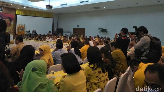 Rapat Pleno Golkar bahas status tersangka Novanto / 