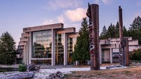 Liburan ke Kanada, rasanya tak lengkap kalau tak singgah di Kota Vancouver. Kota ini menghadap ke laut dan berlatar belakang Pegunungan North Shore. Perpaduan cantik antara kota dan alam, ada banyak jalan-jalan instagenic di tiap sudut Vancouver. Kota ini juga punya kawasan pejalan kaki di sepanjang garis Pantai False Creek ke Pulau Granville. Jangan lupa untuk mampir ke Taman Ambleside (Dok Facebook/Museum of Anthropology)