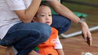 Siswa yang menangis terpaksa didampingi orangtuanya.
