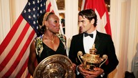 Roger Federer meraih gelar ketiga di Wimbledon pada tahun 2005. Di bagian putri, Venus Williams juaranya. (Clive Brunskill/Getty Images)