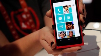 Untuk bersaing dengan Android dan iPhone, Nokia memutuskan memakai Windows Phone tahun 2011. Foto: Getty Images
