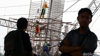 Para pekerja terus mengerjakan proyek kereta bandara.