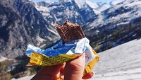Cokelat bar dengan paduan rasa karamel nougat ini difoto oleh Melissa saat mendaki gunung Himalaya. Setelah mendaki sekitar 4.000 m akhirnya sampai ke Sethan Dome di atas kota Manali di India Utara. Keren ya! (Foto: Instagram Girl Eat World)