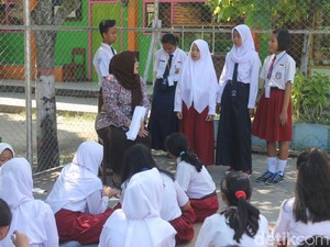 Pembagian Kain Seragam Gratis SD dan SMP di Kota Mojokerto Molor