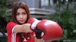 Olahraga Dulu Yuk Bareng Si Seksi Sandra Olga yang Lahir di Angkasa