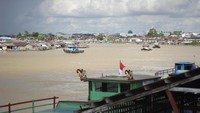 Sungai Kahayan menjadi urat nadi perekonomian warga Palangka Raya.