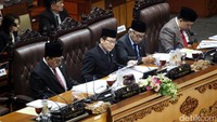 Wakil Ketua DPR Taufik Kurniawan menilai tambahan kursi di ruang sidang paripurna tak akan menjadi masalah. Dia juga yakin meja akan muat menampung 6 pimpinan DPR, meski dua wakil ketua DPR yakni Fadli Zon dan Fahri Hamzah memiliki badan yang sedikit besar. Foto: Lamhot Aritonang