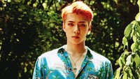 Sementara Sehun tampak mengenakan kemeja pantai berwarna biru. (Dok. Twitter/@EXO)
