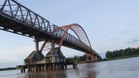 Jembatan ini tampak indah dari bawah dan dijadikan tempat bersantai masyarakat sekitar.