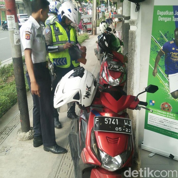 Polres Cianjur Tertibkan Pemotor yang Parkir di Trotoar