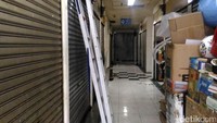 Meski sepi pembeli, pedagang elektronik di Pasar Glodok, Jakarta Barat, masih memilih bertahan. Toko-toko yang terlihat sudah ditutup paling banyak ditemui di lantai atas mulai dari lantai 3 sampai lantai 5.