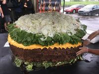 Proses pembuatan burger raksasa.