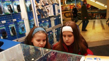 Dua orang anak mau membeli ponsel Nokia. Foto: Getty Images