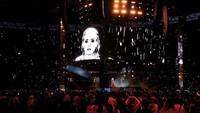 Hingga saat ini, kondisi Adele belum juga pulih. Bahkan dirinya harus belajar bahasa isyarat untuk berkomunikasi. Foto: Instagram Adele