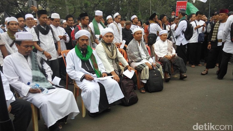 Massa Tolak Perppu Ormas di Depan Monas, Ini 7 Poin Tuntutan Massa Tolak Perppu Ormas di Depan Monas, Ini 7 Poin Tuntutan