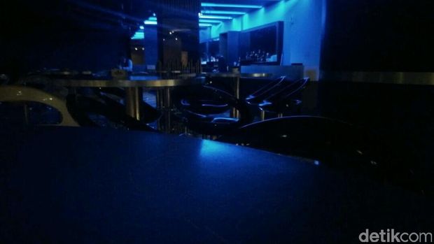 Ruang karaoke tempat pesta Pretty Asmara Cs.