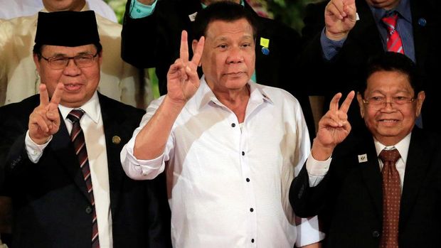 Rodrigo Duterte bersama Pemimpin MILF, Al Haj Murad Ebrahim (paling kiri) dan Wakil Pemimpin MILF Ghazali Jaafar (paling kanan)